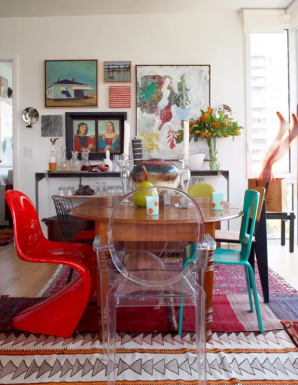 Meja makan retro dengan kursi modern